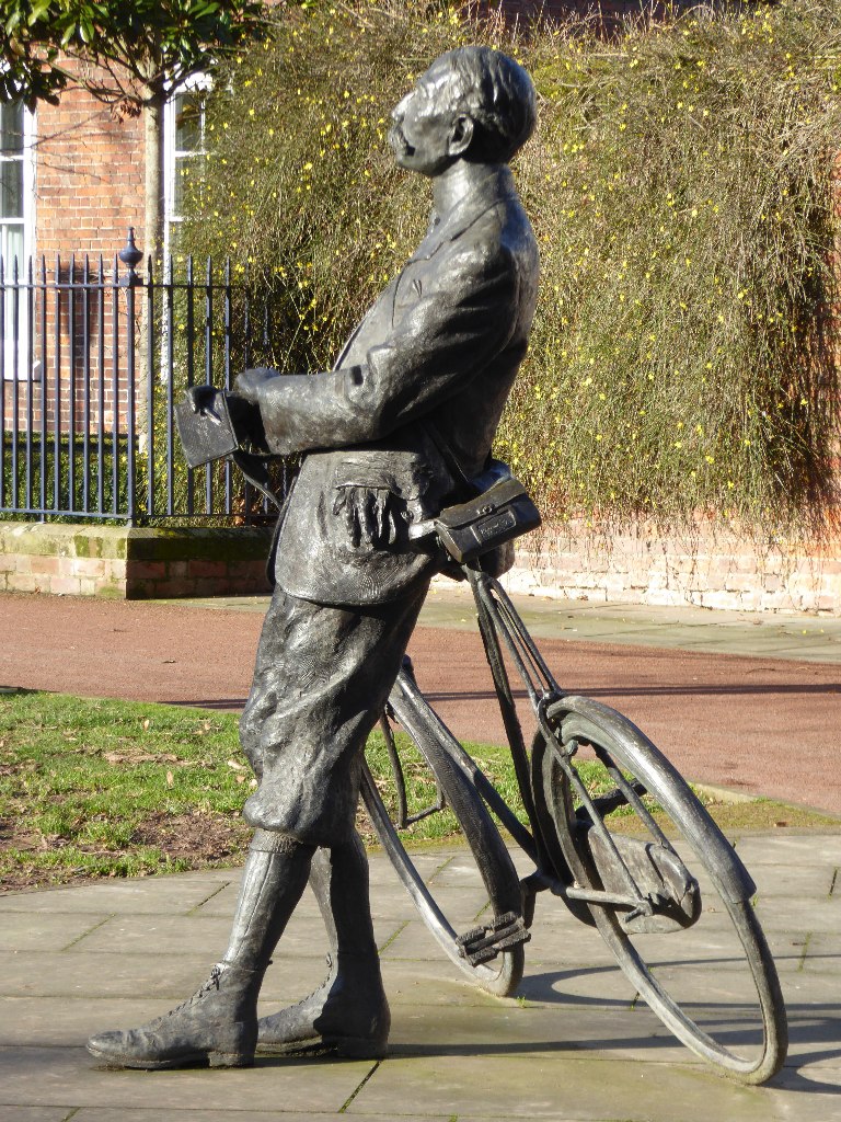 Edward Elgar (1857-1934) var en ivrig cyklist. Skulptur ved Hereford Cathedral af Jemma Pearson (geograph-5667691 © Copyright Philip Halling)