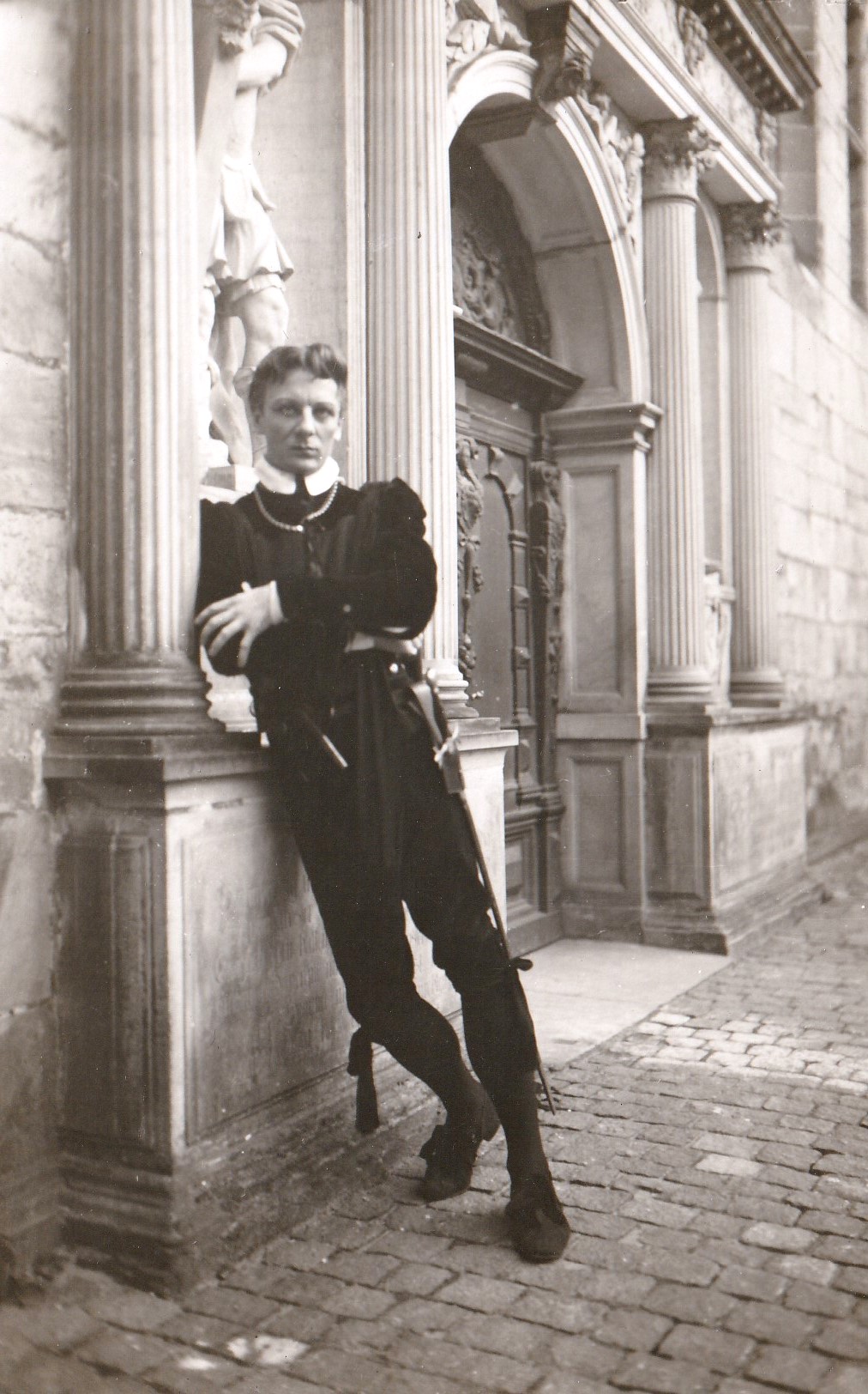 <em>Fotografi af John Gielgud som en melankolsk Hamlet, der læner sig op ad en søjle i slotsporten på Kronborg i Helsingør (ca. 1939, privateje)</em>